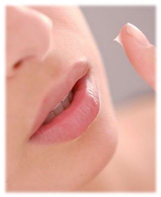 Хороший бальзам делают на натуральной восковой основе. Воск образует на губах защитную пленку, которая поддерживает гидролипидный баланс кожи, смягчает и разглаживает ее, повышает ее упругость и эластичность.