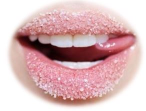 Пилинг губ сахаром. Сахар – натуральный абразив, им можно легко удалить отмершие клетки, это один из лучших природных отшелушивателей кожи.